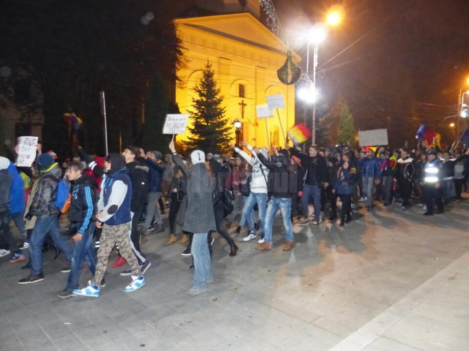 Aproape 1.000 de oameni au fost pe stradă și vineri seară