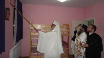 Preafericitul Daniel a fost întâmpinat de peste o sută de enoriași, de starețul Mănăstirii Bogdana, de înalte fețe bisericești, alături de președintele CJ Suceava, Cătălin Nechifor, și reprezentanți ai administrației județene