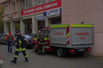 Două echipaje de pompieri au sosit la locul sesizării mirosului de gaz