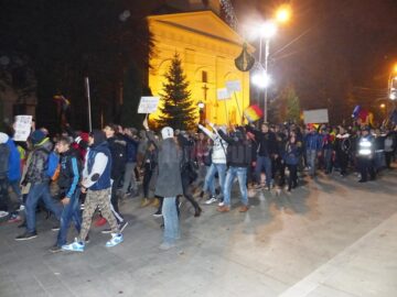 Și aseară, aproximativ 1.000 de suceveni au protestat pe străzile orașului