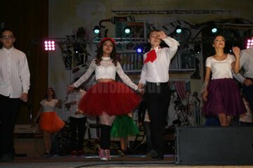 Tinerii artiști de la Colegiul „Ciprian Porumbescu” au adus gala Oscar pe scena Casei de Cultură