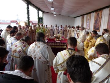 Preafericitul Daniel, Patriarhul României, a sfințit sâmbătă Mănăstirea Intrarea Maicii Domnului în Biserică, în prezența a peste 1.500 de credincioși