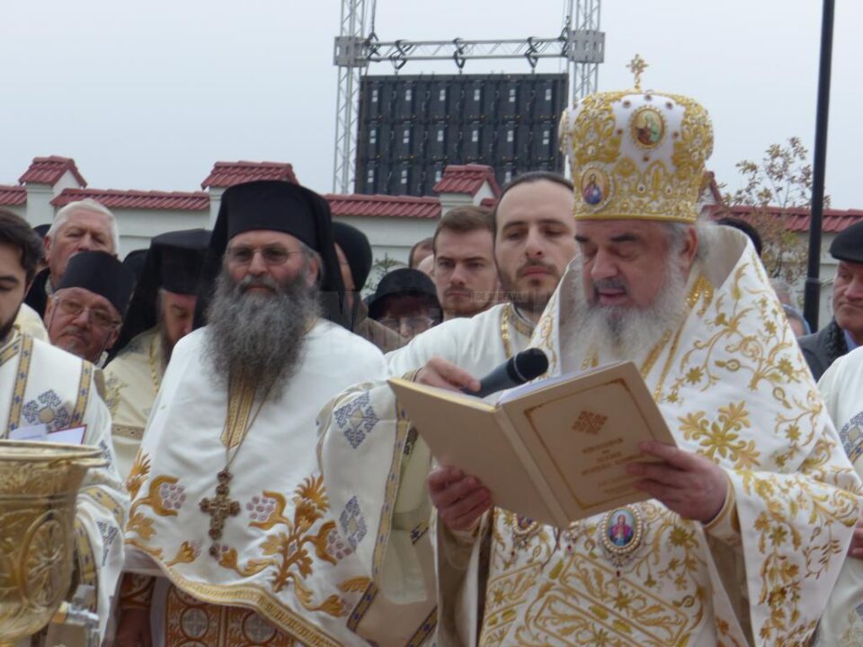 Preafericitul Daniel, Patriarhul României, a sfințit sâmbătă Mănăstirea Intrarea Maicii Domnului în Biserică, în prezența a peste 1.500 de credincioși