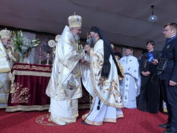 Preafericitul Daniel, Patriarhul României, a sfințit sâmbătă Mănăstirea Intrarea Maicii Domnului în Biserică, în prezența a peste 1.500 de credincioși