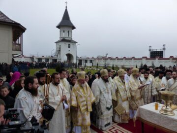 Peste 1.500 de credincioși, prezenți la sfințirea de către Patriarhul României a Mănăstirii Intrarea Maicii Domnului în Biserică, din Rădăuți