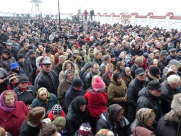 Peste 1.500 de credincioși, prezenți la sfințirea de către Patriarhul României a Mănăstirii Intrarea Maicii Domnului în Biserică, din Rădăuți