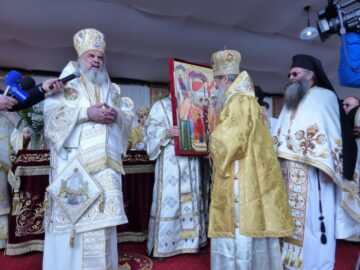 Peste 1.500 de credincioși, prezenți la sfințirea de către Patriarhul României a Mănăstirii Intrarea Maicii Domnului în Biserică, din Rădăuți