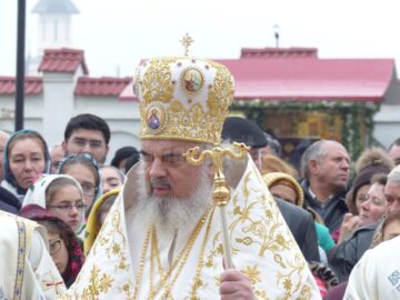 Peste 1.500 de credincioși, prezenți la sfințirea de către Patriarhul României a Mănăstirii Intrarea Maicii Domnului în Biserică, din Rădăuți
