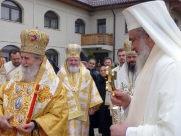Peste 1.500 de credincioși, prezenți la sfințirea de către Patriarhul României a Mănăstirii Intrarea Maicii Domnului în Biserică, din Rădăuți