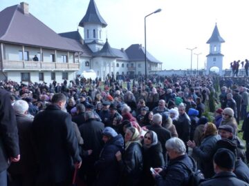 Peste 1.500 de credincioși, prezenți la sfințirea de către Patriarhul României a Mănăstirii Intrarea Maicii Domnului în Biserică, din Rădăuți
