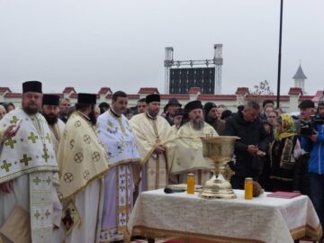 Peste 1.500 de credincioși, prezenți la sfințirea de către Patriarhul României a Mănăstirii Intrarea Maicii Domnului în Biserică, din Rădăuți