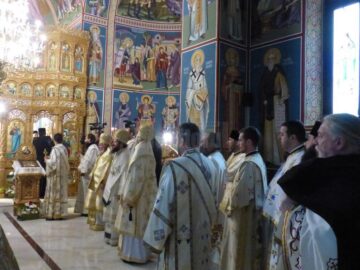 Peste 1.500 de credincioși, prezenți la sfințirea de către Patriarhul României a Mănăstirii Intrarea Maicii Domnului în Biserică, din Rădăuți