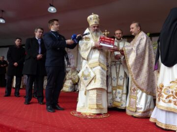 Arhimandritul Iustin Dragomir, starețul Mănăstirii Bogdana, a primit din partea Patriarhului Daniel „Crucea Patriarhală”, cea mai înaltă distincție a Bisericii Ortodoxe Române