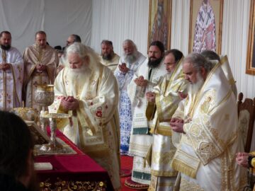 Peste 1.500 de credincioși, prezenți la sfințirea de către Patriarhul României a Mănăstirii Intrarea Maicii Domnului în Biserică, din Rădăuți
