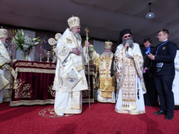 Peste 1.500 de credincioși, prezenți la sfințirea de către Patriarhul României a Mănăstirii Intrarea Maicii Domnului în Biserică, din Rădăuți