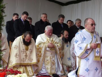 Peste 1.500 de credincioși, prezenți la sfințirea de către Patriarhul României a Mănăstirii Intrarea Maicii Domnului în Biserică, din Rădăuți