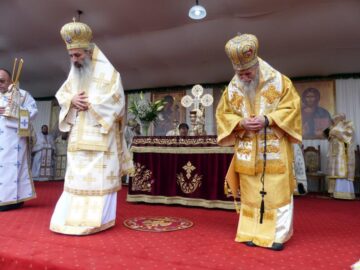 Peste 1.500 de credincioși, prezenți la sfințirea de către Patriarhul României a Mănăstirii Intrarea Maicii Domnului în Biserică, din Rădăuți