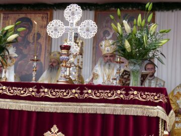 Peste 1.500 de credincioși, prezenți la sfințirea de către Patriarhul României a Mănăstirii Intrarea Maicii Domnului în Biserică, din Rădăuți