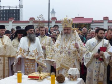 Peste 1.500 de credincioși, prezenți la sfințirea de către Patriarhul României a Mănăstirii Intrarea Maicii Domnului în Biserică, din Rădăuți