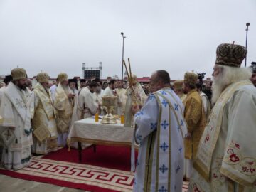 Peste 1.500 de credincioși, prezenți la sfințirea de către Patriarhul României a Mănăstirii Intrarea Maicii Domnului în Biserică, din Rădăuți