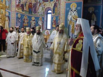 Peste 1.500 de credincioși, prezenți la sfințirea de către Patriarhul României a Mănăstirii Intrarea Maicii Domnului în Biserică, din Rădăuți