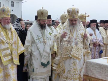 Peste 1.500 de credincioși, prezenți la sfințirea de către Patriarhul României a Mănăstirii Intrarea Maicii Domnului în Biserică, din Rădăuți
