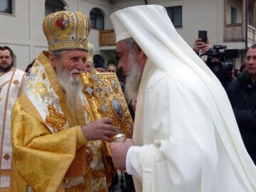 Peste 1.500 de credincioși, prezenți la sfințirea de către Patriarhul României a Mănăstirii Intrarea Maicii Domnului în Biserică, din Rădăuți