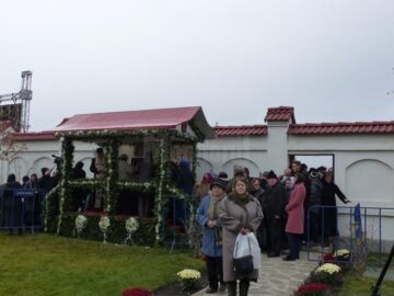 Peste 1.500 de credincioși, prezenți la sfințirea de către Patriarhul României a Mănăstirii Intrarea Maicii Domnului în Biserică, din Rădăuți