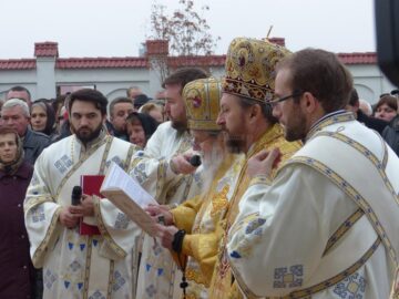 Peste 1.500 de credincioși, prezenți la sfințirea de către Patriarhul României a Mănăstirii Intrarea Maicii Domnului în Biserică, din Rădăuți