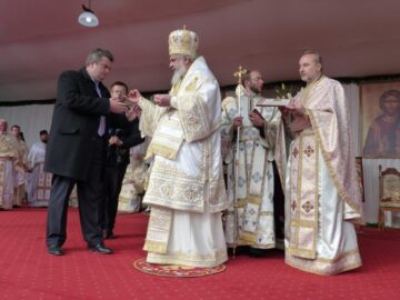 Peste 1.500 de credincioși, prezenți la sfințirea de către Patriarhul României a Mănăstirii Intrarea Maicii Domnului în Biserică, din Rădăuți