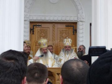 Peste 1.500 de credincioși, prezenți la sfințirea de către Patriarhul României a Mănăstirii Intrarea Maicii Domnului în Biserică, din Rădăuți