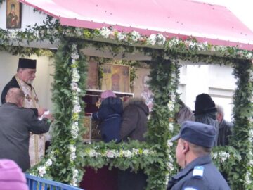 Peste 1.500 de credincioși, prezenți la sfințirea de către Patriarhul României a Mănăstirii Intrarea Maicii Domnului în Biserică, din Rădăuți