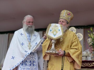 Peste 1.500 de credincioși, prezenți la sfințirea de către Patriarhul României a Mănăstirii Intrarea Maicii Domnului în Biserică, din Rădăuți