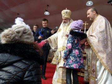 Peste 1.500 de credincioși, prezenți la sfințirea de către Patriarhul României a Mănăstirii Intrarea Maicii Domnului în Biserică, din Rădăuți