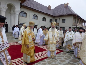 Peste 1.500 de credincioși, prezenți la sfințirea de către Patriarhul României a Mănăstirii Intrarea Maicii Domnului în Biserică, din Rădăuți