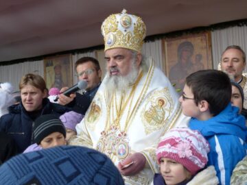 Peste 1.500 de credincioși, prezenți la sfințirea de către Patriarhul României a Mănăstirii Intrarea Maicii Domnului în Biserică, din Rădăuți
