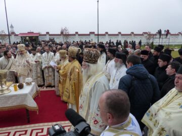 Peste 1.500 de credincioși, prezenți la sfințirea de către Patriarhul României a Mănăstirii Intrarea Maicii Domnului în Biserică, din Rădăuți