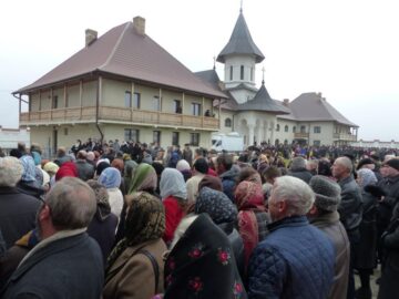 Peste 1.500 de credincioși, prezenți la sfințirea de către Patriarhul României a Mănăstirii Intrarea Maicii Domnului în Biserică, din Rădăuți