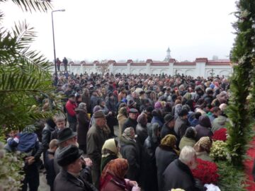 Peste 1.500 de credincioși, prezenți la sfințirea de către Patriarhul României a Mănăstirii Intrarea Maicii Domnului în Biserică, din Rădăuți