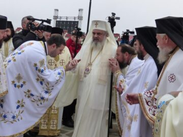 Peste 1.500 de credincioși, prezenți la sfințirea de către Patriarhul României a Mănăstirii Intrarea Maicii Domnului în Biserică, din Rădăuți