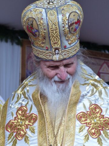 Peste 1.500 de credincioși, prezenți la sfințirea de către Patriarhul României a Mănăstirii Intrarea Maicii Domnului în Biserică, din Rădăuți