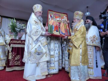 Peste 1.500 de credincioși, prezenți la sfințirea de către Patriarhul României a Mănăstirii Intrarea Maicii Domnului în Biserică, din Rădăuți