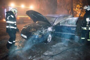 Pompierii de la ISU Suceava au fost chemați să stingă incendiul de la o mașină parcată pe strada Scurtă. Foto: Adrian Dabîca