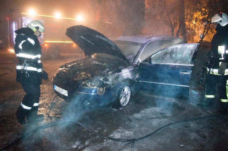 Pompierii de la ISU Suceava au fost chemați să stingă incendiul de la o mașină parcată pe strada Scurtă. Foto: Adrian Dabîca Pompierii de la ISU Suceava au fost chemați să stingă incendiul de la o mașină parcată pe strada Scurtă. Foto: Adrian Dabîca