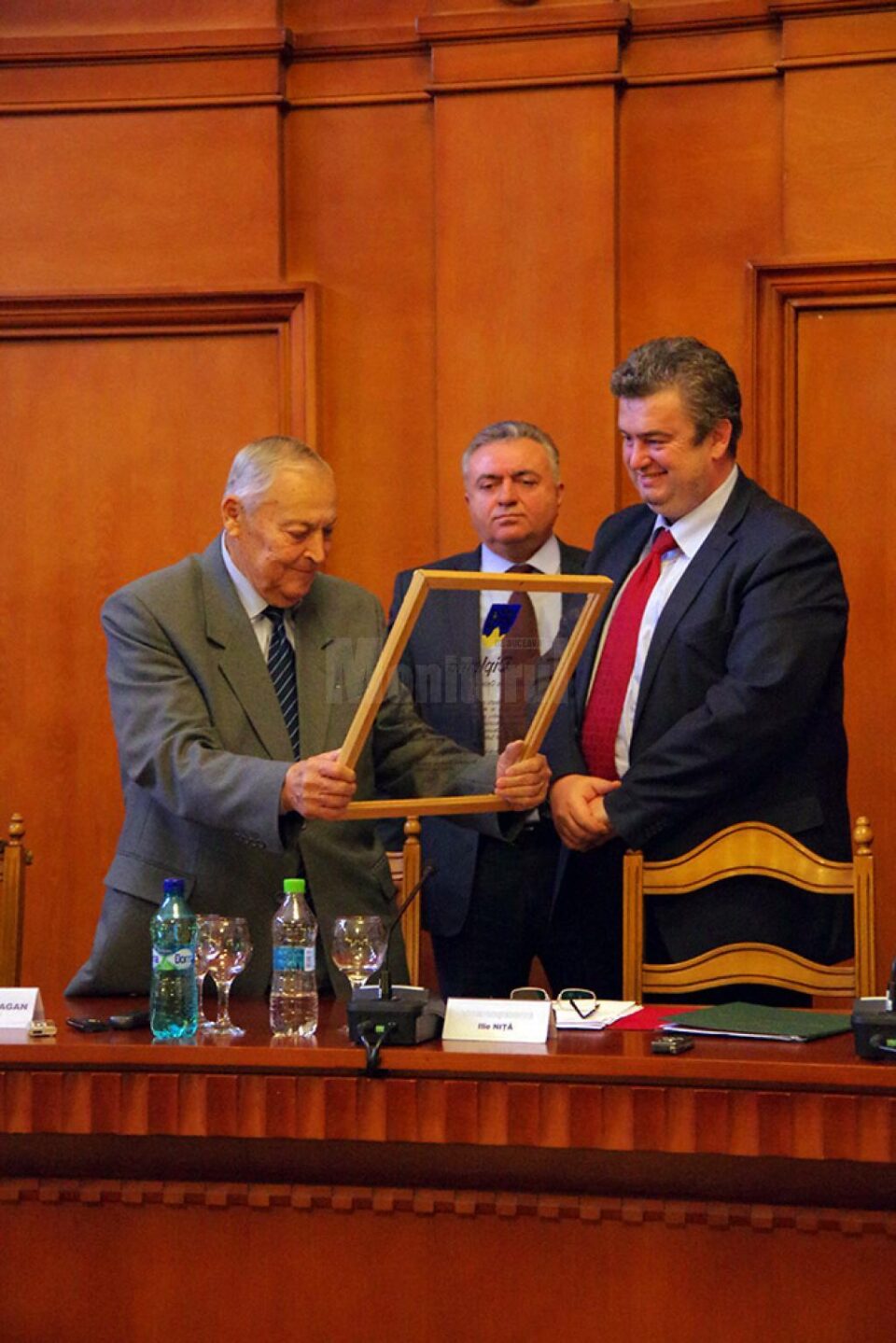 Maestrul Mircea Drăgan a primit de la Cătălin Nechifor diploma de Cetățean de onoare al județului Suceava Maestrul Mircea Drăgan a primit de la Cătălin Nechifor diploma de Cetățean de onoare al județului Suceava