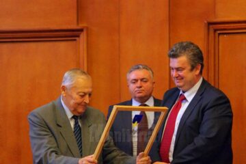 Maestrul Mircea Drăgan a primit de la Cătălin Nechifor diploma de Cetățean de onoare al județului Suceava