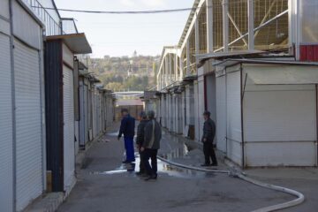 Toate chioșcurile de pe lateralele căii de acces trebuie să fie mutate, pentru a se conforma cerințelor ISU