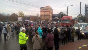 Sensul giratoriu de la bazar, blocat parțial și temporar