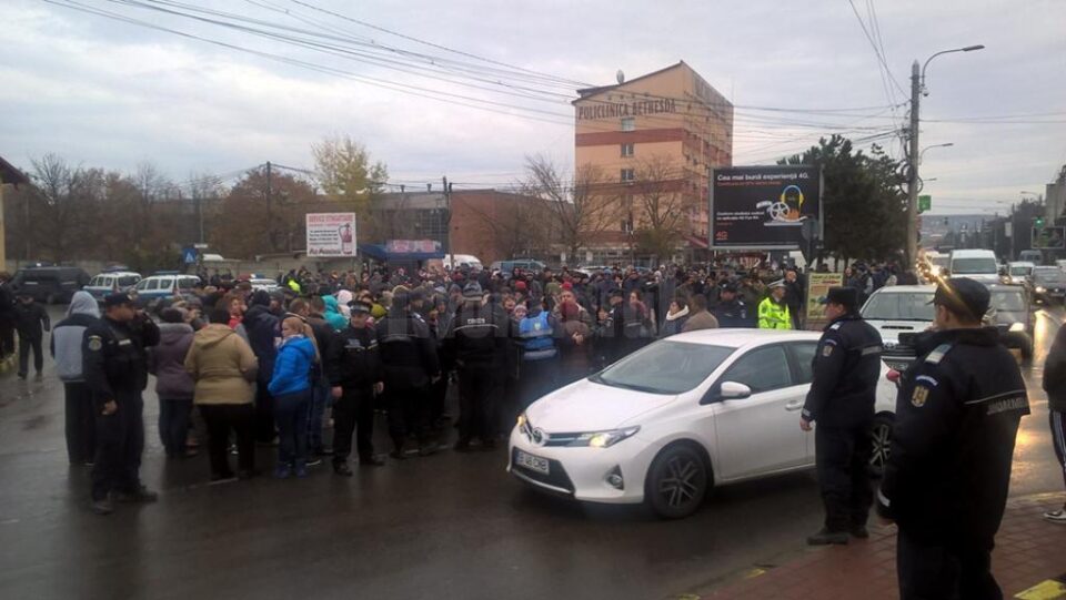 Sensul giratoriu de la bazar, blocat parțial și temporar