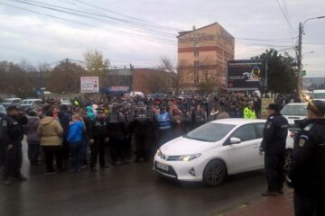 Sensul giratoriu de la bazar, blocat parțial și temporar